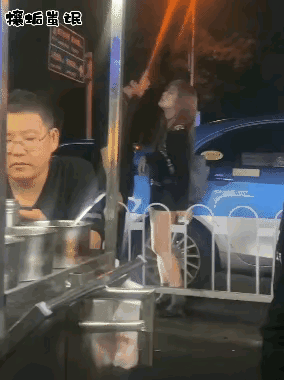 这个女的这下知道教训了吧？
以后还敢不敢指着男人的鼻子骂？还敢不敢打男人耳光？