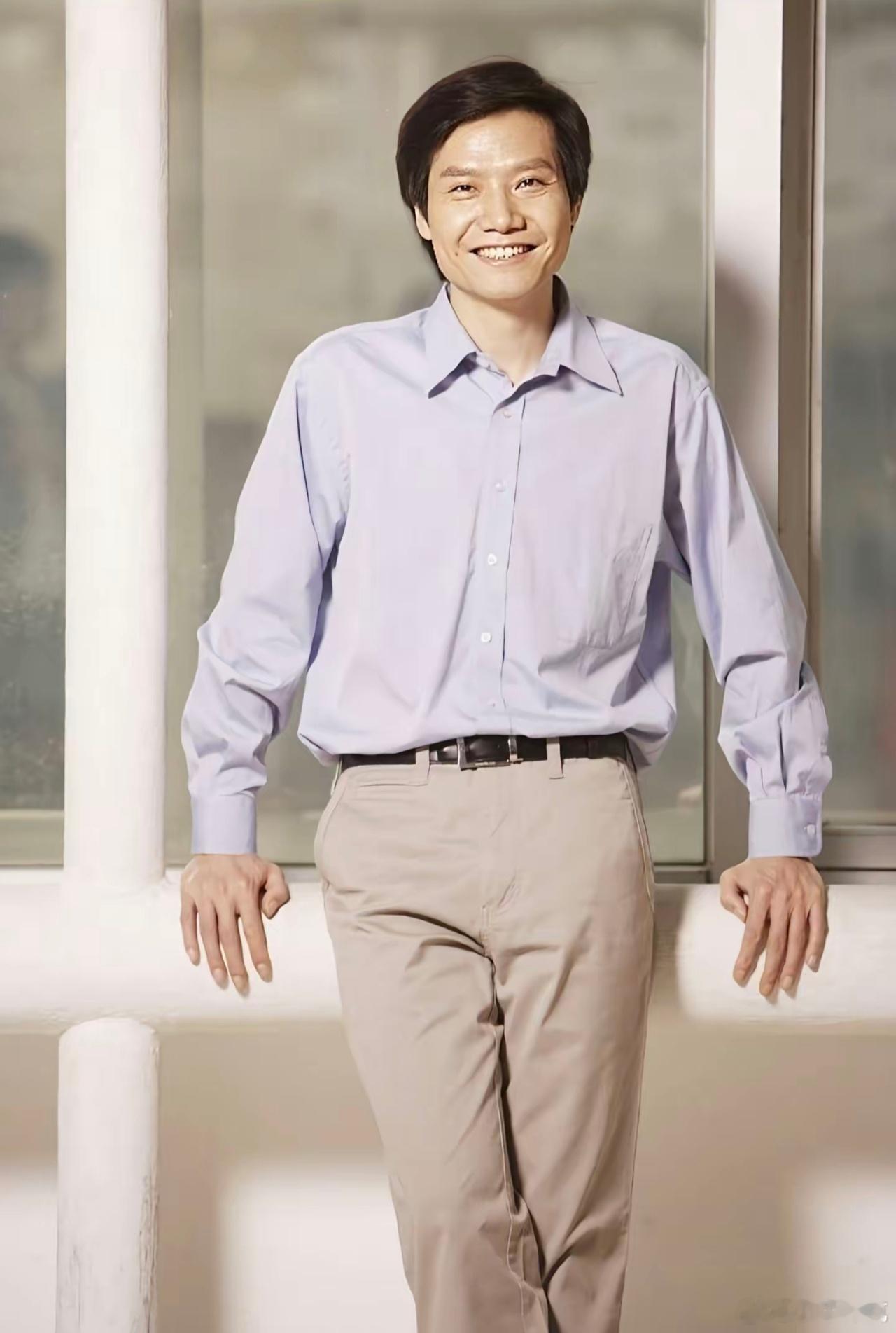 图一这张雷军的照片，相信很多人都没看过。这是他在给凡客做模特时留下的珍贵照片，相