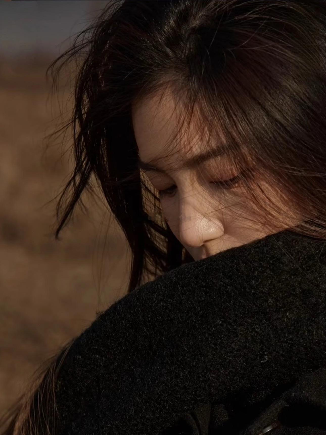 焦虑是你，破碎是你柔软是你，坚强也是你不必苛责，轻轻接住每一个自己允许褶皱爬上情