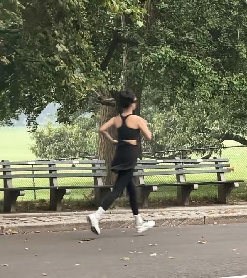 杨紫在美国跑步，感觉身轻如燕！