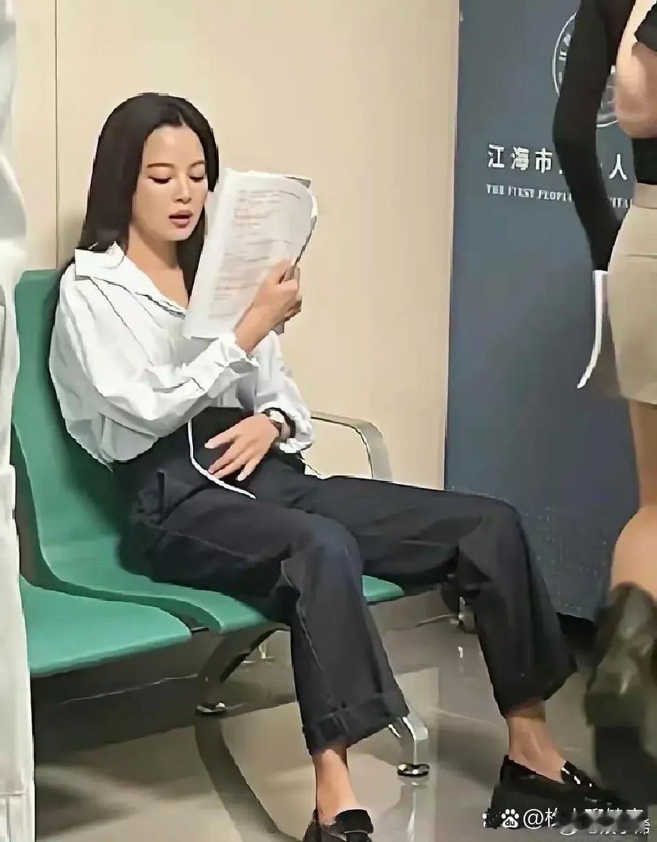 辛芷蕾瘦好多了呢，这记台词的样子像极了同学们背单词的样子，认真的女人也非常有魅力