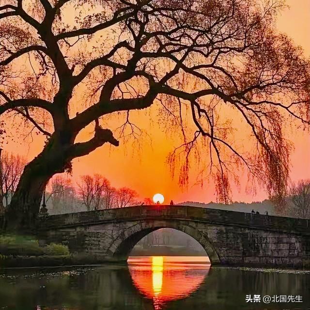 记住一点：福报不是求来的，是修来的！最积德的三件事，能坚持做一件就有福报。

