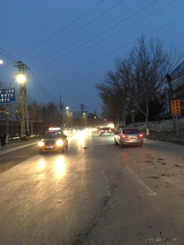 上海，男子夜间驾车在某路口右转时，交警将其拦下，以其车辆前灯灯光的亮度，明显超过