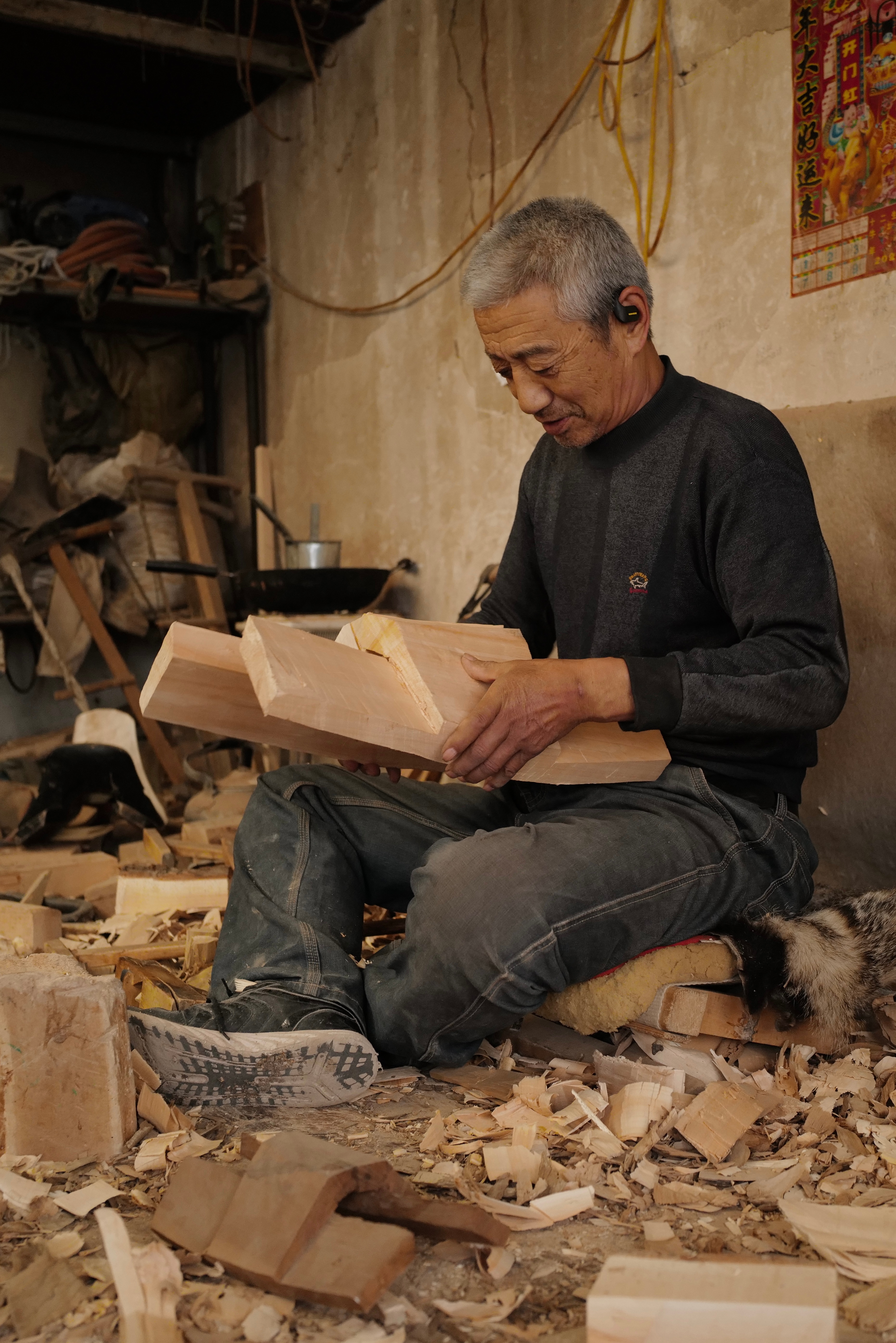 西乌珠穆沁旗巴拉嘎尔高勒镇，六十八岁的赵老汉正在制马鞍，今年是他学会这门手艺的第