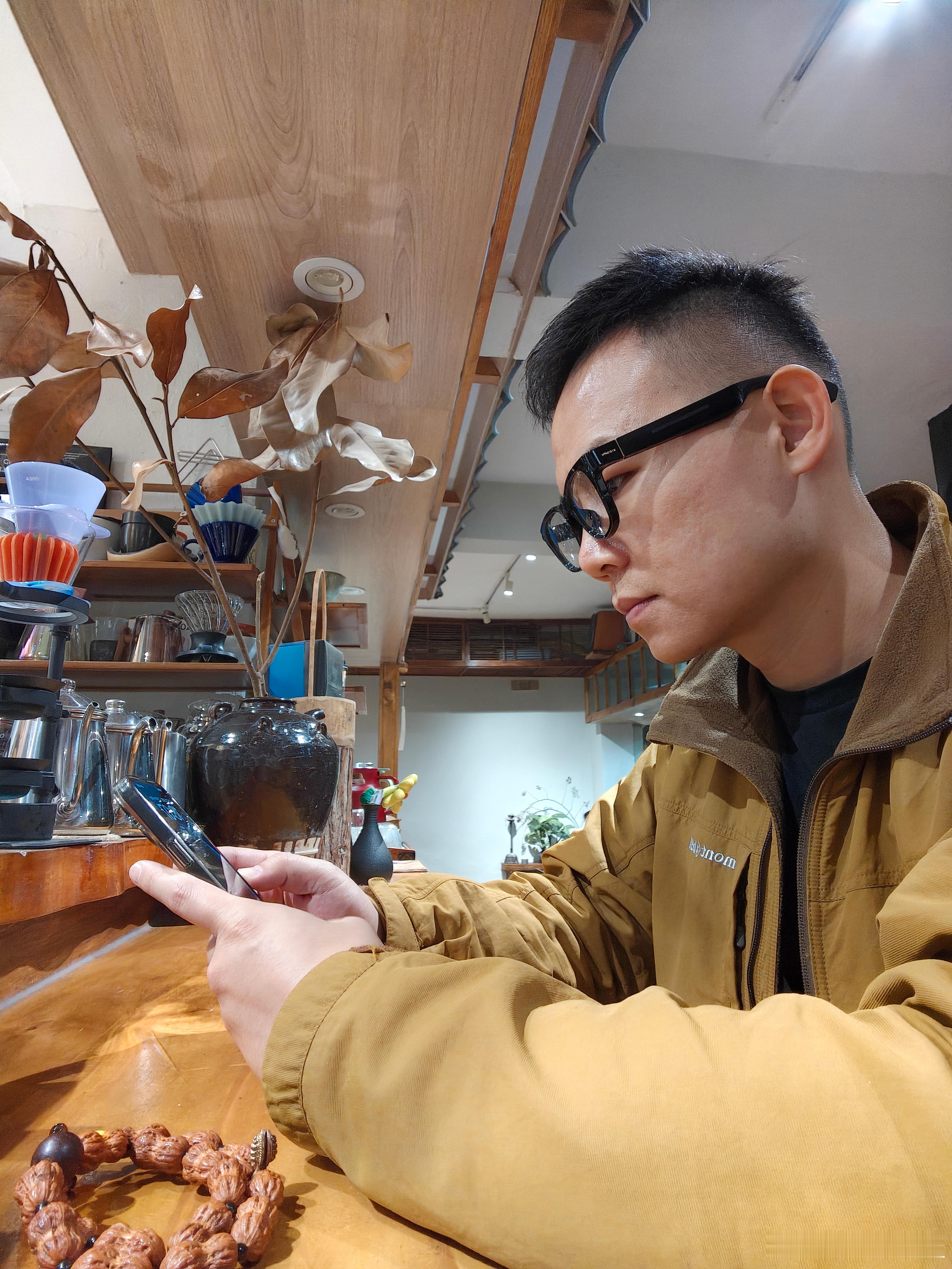 能插空坐个安安静静的位置未尝不是忙碌一天后的最佳选听说今年广州车展温度有点下降大