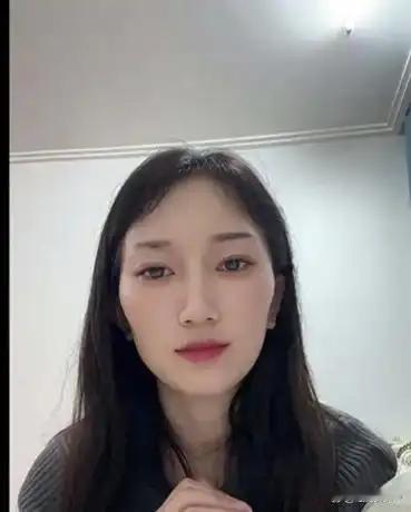 林丽的脑子比绝大多数网红清醒得多。她没在认亲红利里温水煮青蛙，果断开启双线逆袭，