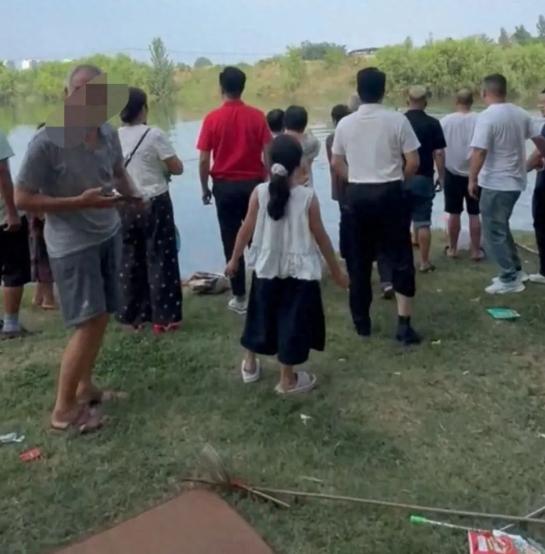 悲剧还是发生了！7月22日大河报报道，河南许昌，28岁的郑晨阳带着五岁女儿，还有
