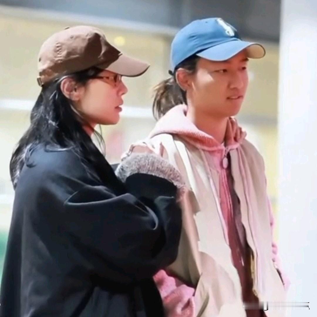 白百何带两个孩子回国
我看了一下时间，不淡定了
昨天星期二，今天星期三
明星的孩