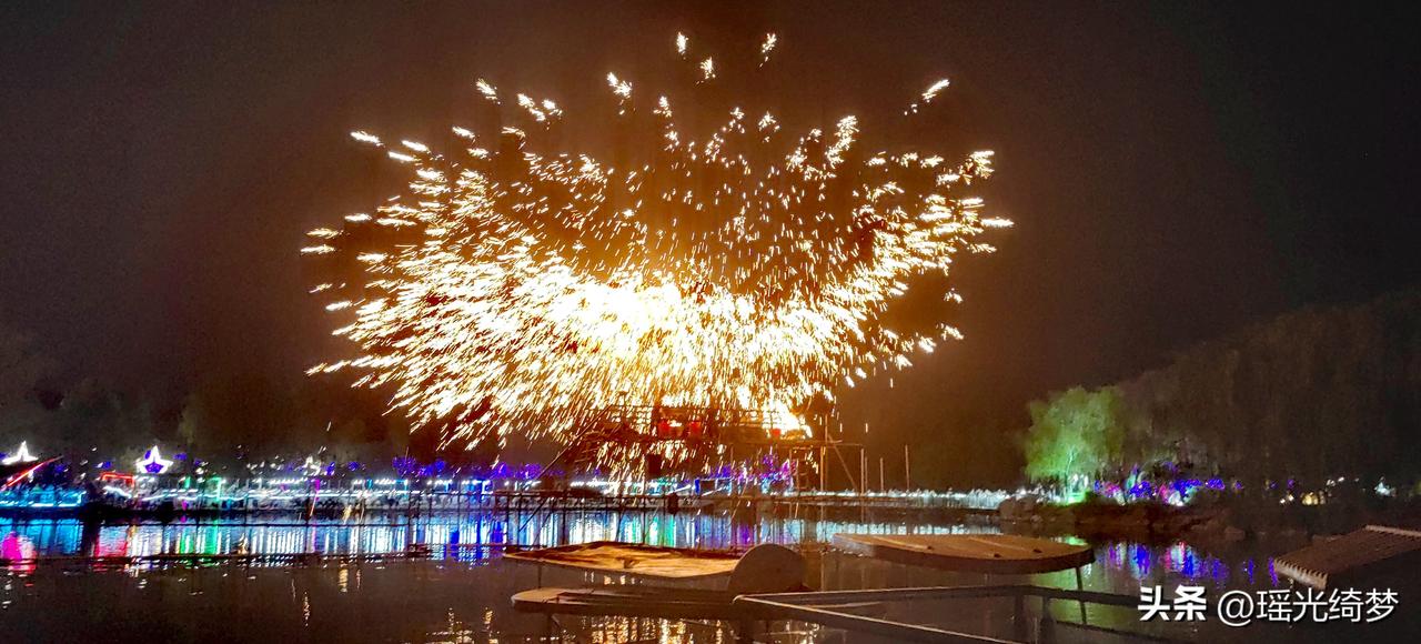 伊朗人民攒了一辈子的钱化为废纸，
伊朗股市宣布无限期关闭，
冰冷的数字后面，
是