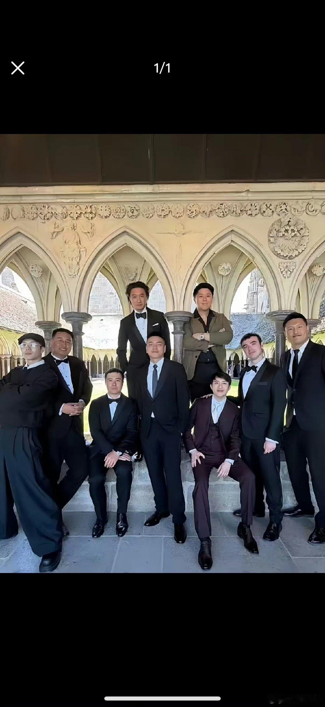 何猷君伴郎之一是雅诗兰黛继承人何猷君婚礼伴郎团居然有雅诗兰黛继承人和王嘉尔！这阵