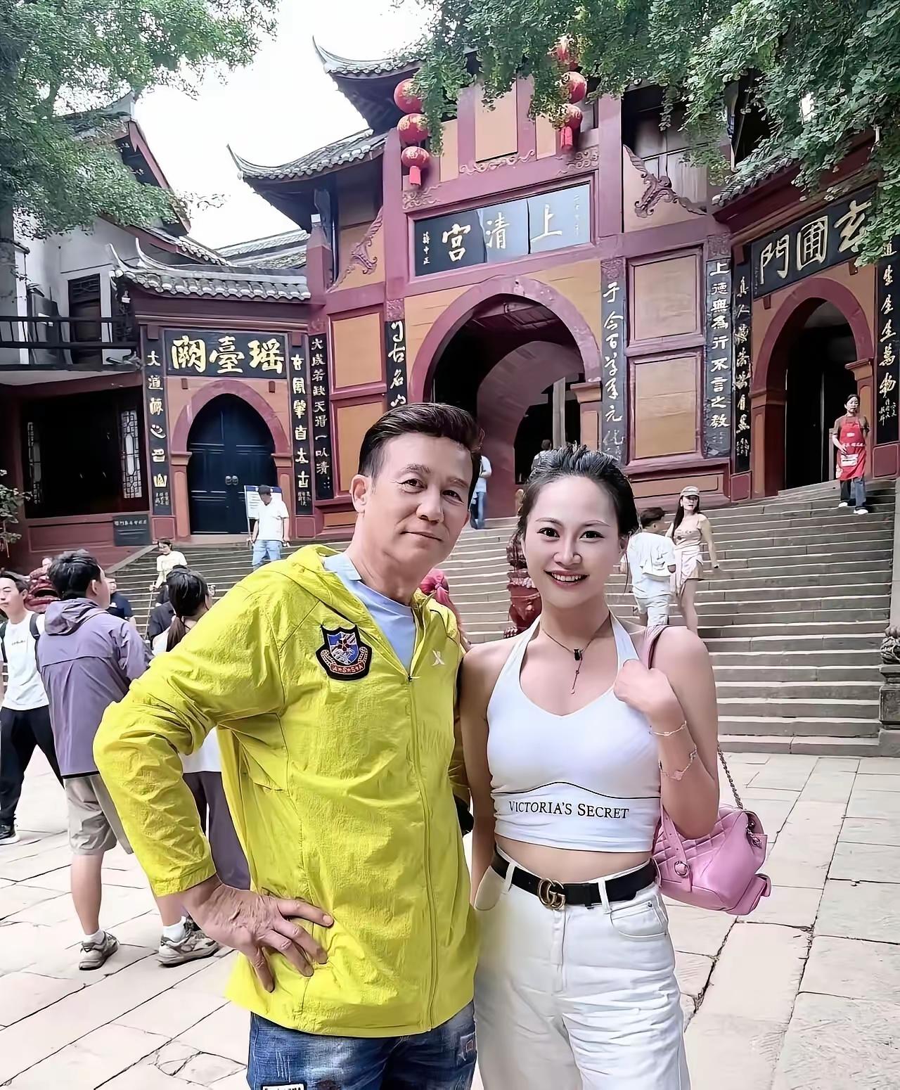 这位男人是谁？
你们认识吗？
他的演技精湛，绝对是实力派化身
他和粉丝合影照，一