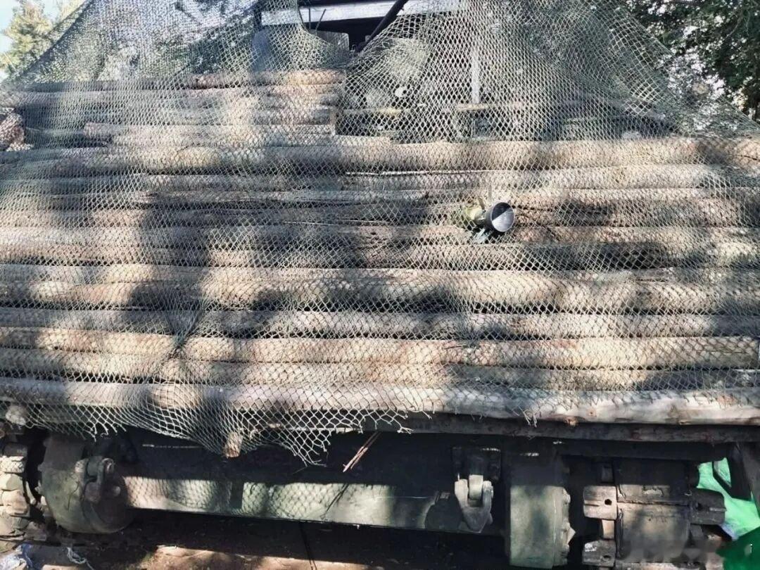 泰国学俄罗斯学得还挺像模像样的M113装甲车直接披上原木装甲丑是丑了点，可是你猜