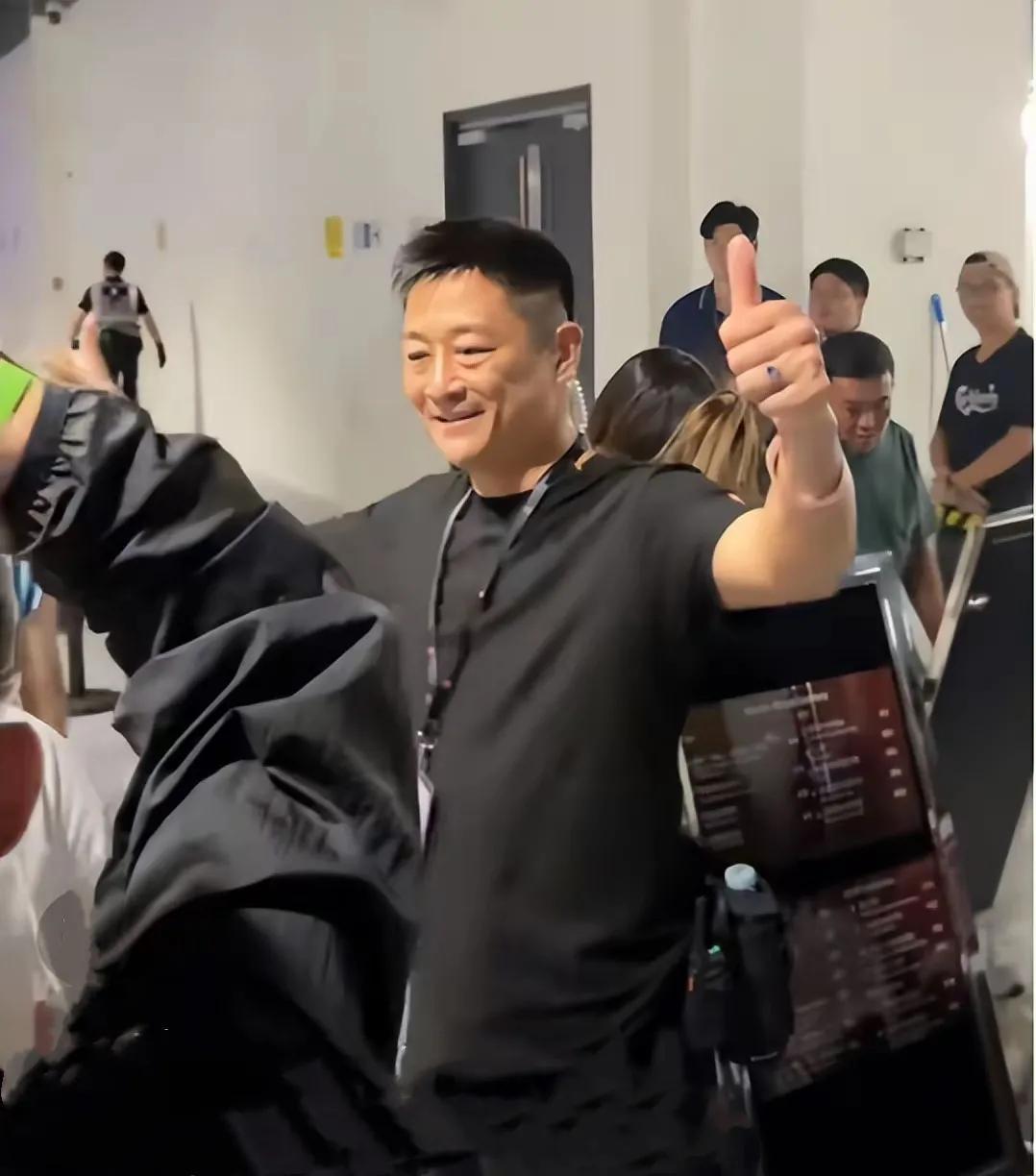 【TVB黄金配角"双面人生"曝光：保安公司总裁的顶流安保方程式】谢霆锋香港演唱会