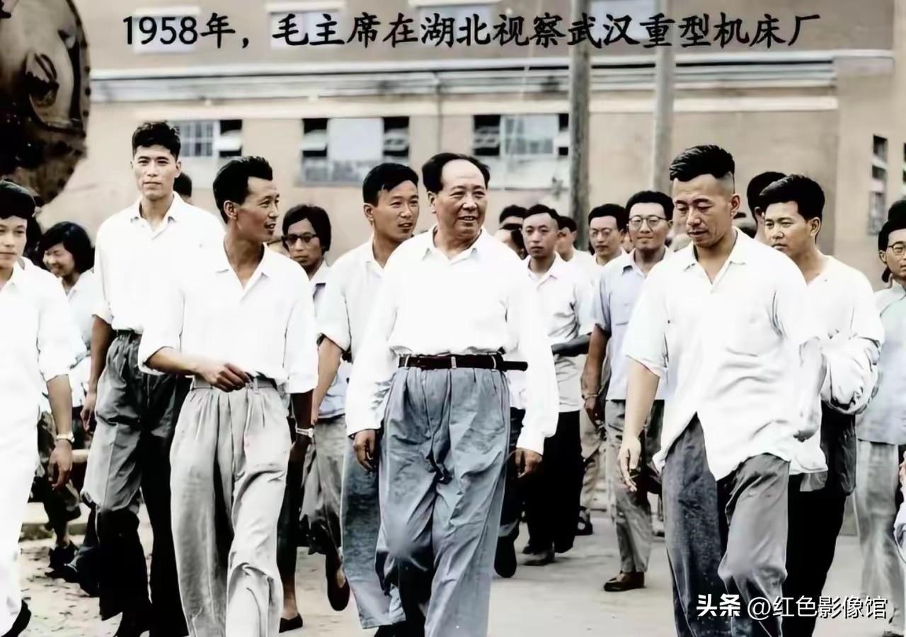 1958年，毛泽东来到湖北武汉重型机床厂视察。他与工厂干部职工并肩行走，实地了解