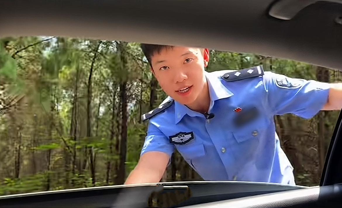 偶然间刷到了一则让人痛心疾首的噩耗，才26岁，那么的年轻，那么帅气的基层民警，居
