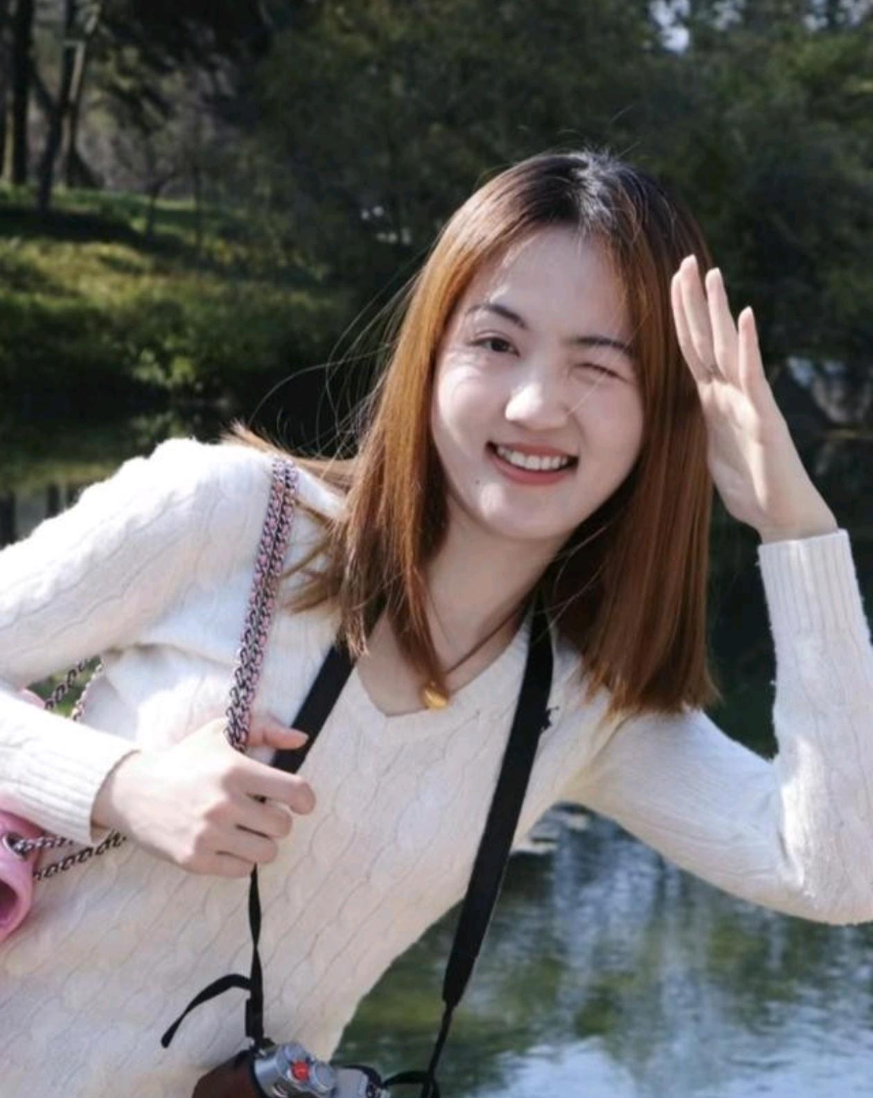 我大姐下午亲自排队买冰粉
她说了一句大实话
说救人护士夫妻的事和网上说的没啥差别