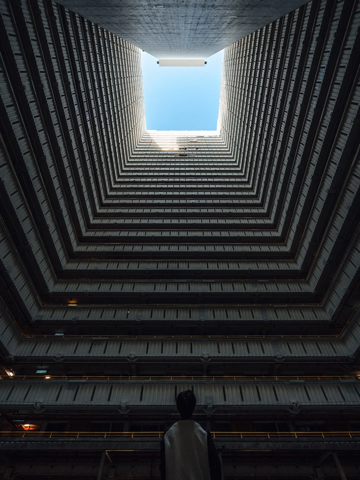 香港🇭🇰的城市巨物“仿佛困在囚笼之中。都说香港是寸土寸金的存在
看了这组图不得不感叹这房屋的密集程度 
🔍香港九龙坪石村
🚇观塘线彩虹站A2出口出来就看到居民楼 
𝙋𝙡𝙖𝙮 𝙨𝙩𝙧𝙖𝙩𝙚𝙜𝙮游玩攻略
1️⃣来这里拍摄一定用广角拍摄才会有震撼感不管是手机还是相机都很出片（手机广角也可以拍）
2️⃣这里挨着有四栋楼都是这样的居民楼只是里面的颜色会有一点区别
3️⃣我们拍摄的是翠石楼光影相对比较好一点
4️⃣拍摄时尽量不要影响居民的正常生活 
万般滋味皆是生活
香港就是在这样的环境一点一点的发展起来