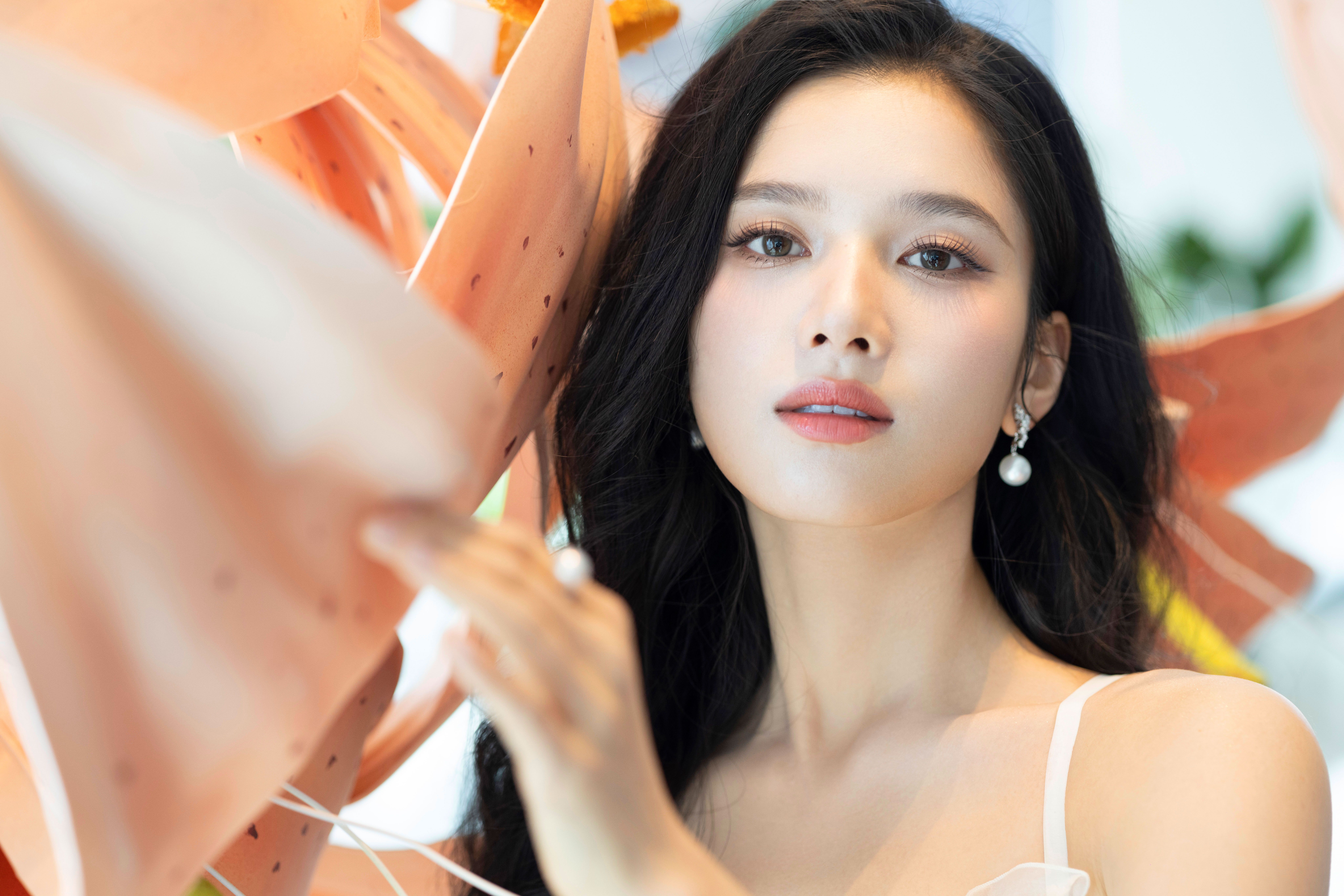 张婧仪   一袭典雅温柔，勾勒纯白曼影 ​​​