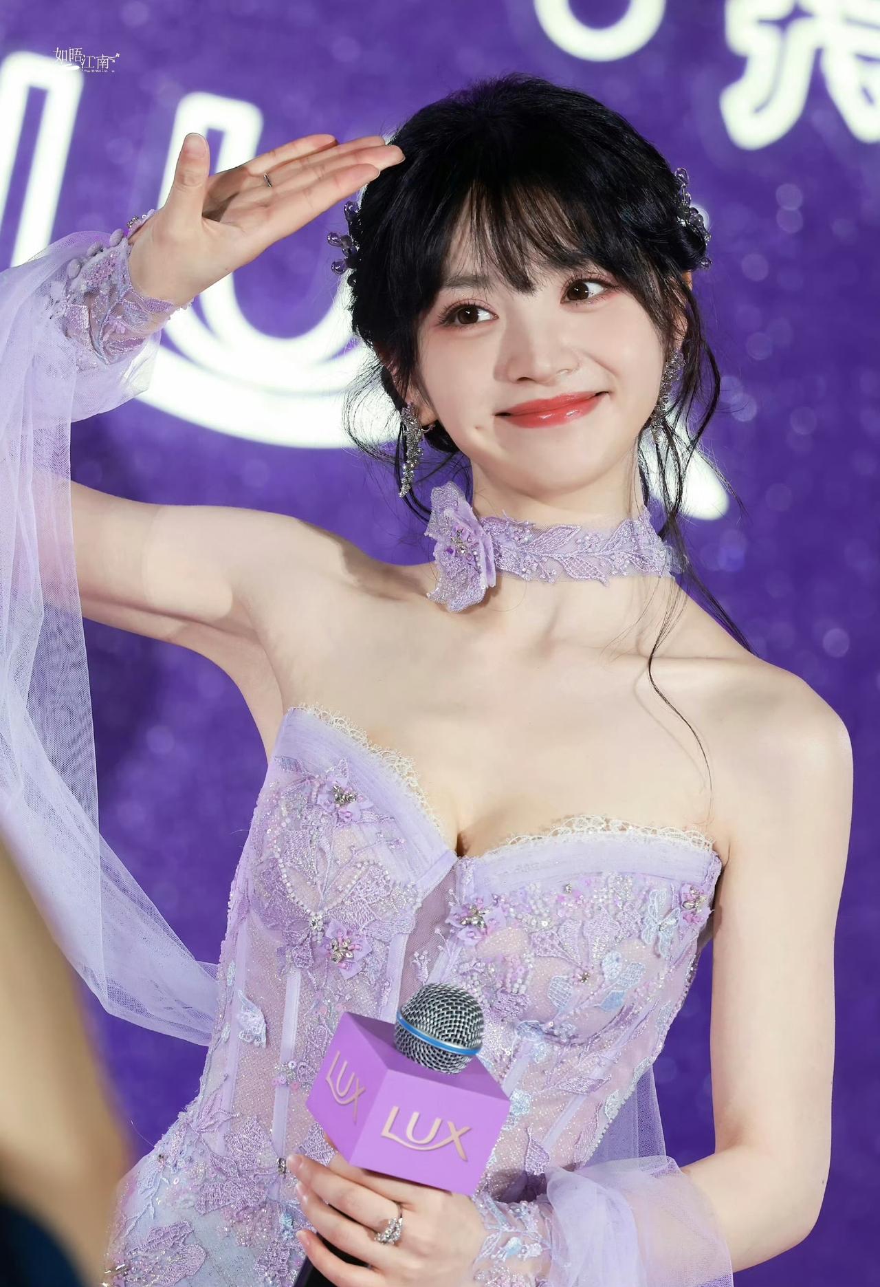 田曦薇性感与甜美一身