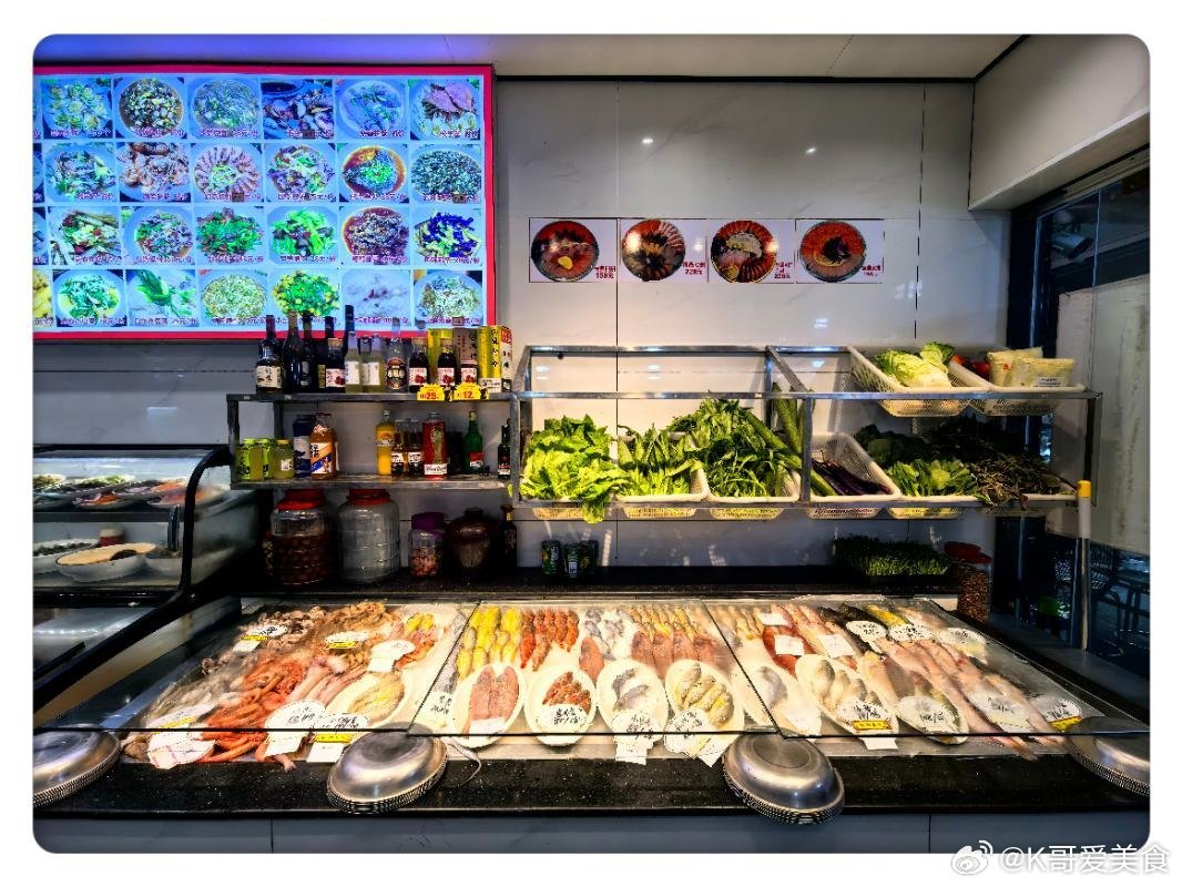 三年前我来这里吃饭还没啥餐厅，现在倒好，整条街都变成健跳小海鲜了，竞争那叫一个激