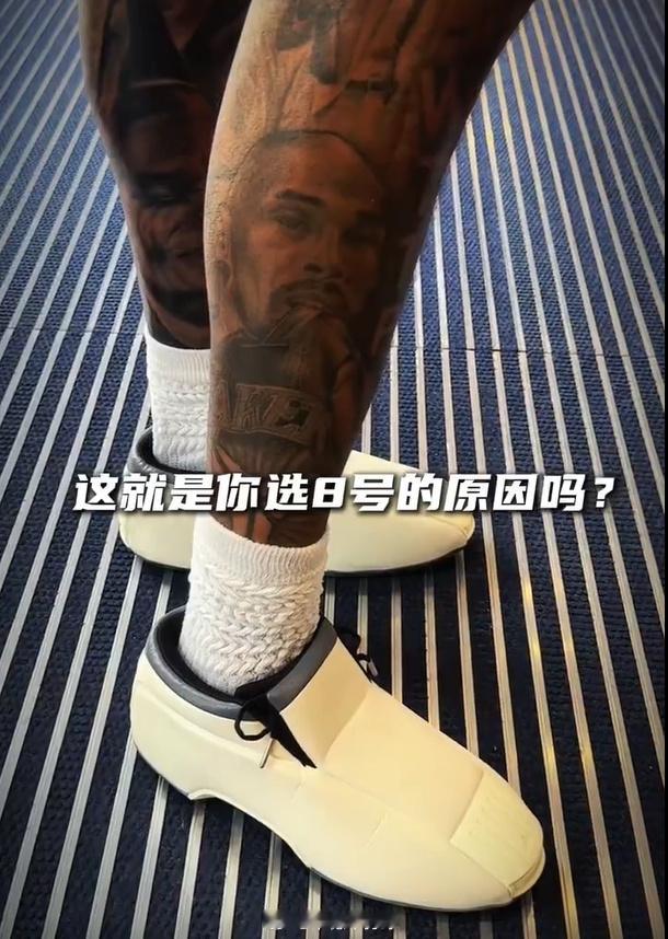 杰威中国行到处逛逛买买，小腿上的科比纹身格外显眼！真的铁粉！ 杰威随时随地致敬科