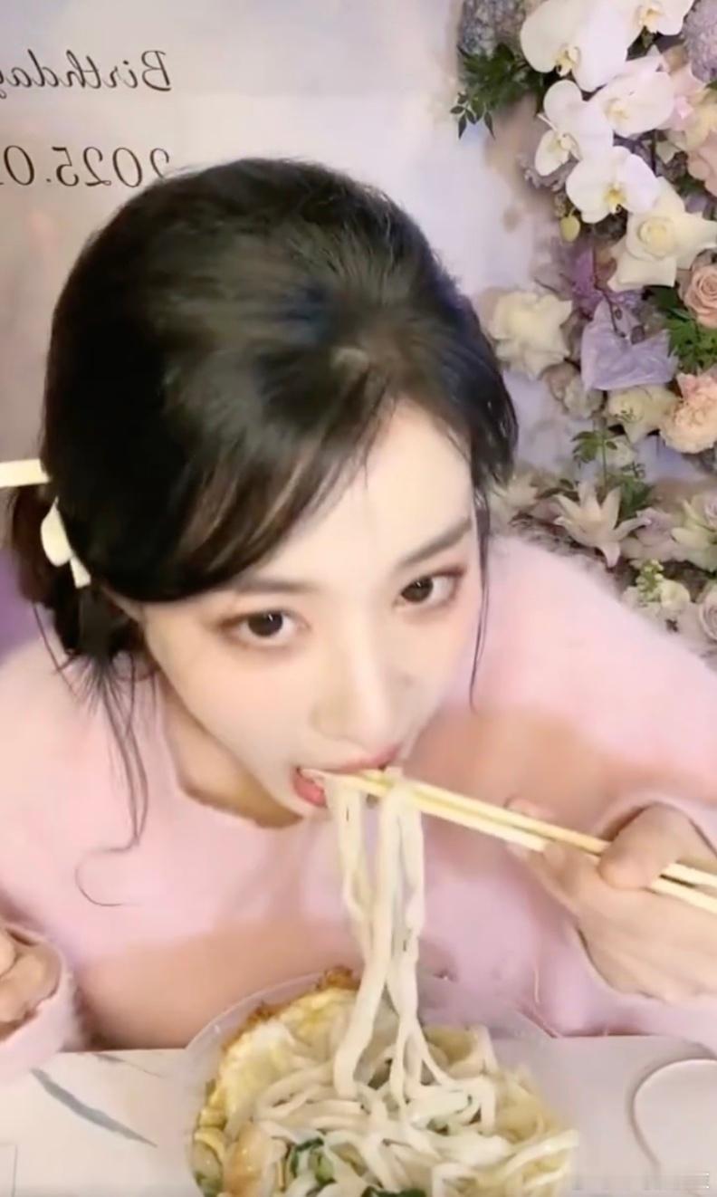 王楚然吃面面受轻伤  太逗了，看标题还以为面部受伤……结果是吃不到嘴里的面受伤了