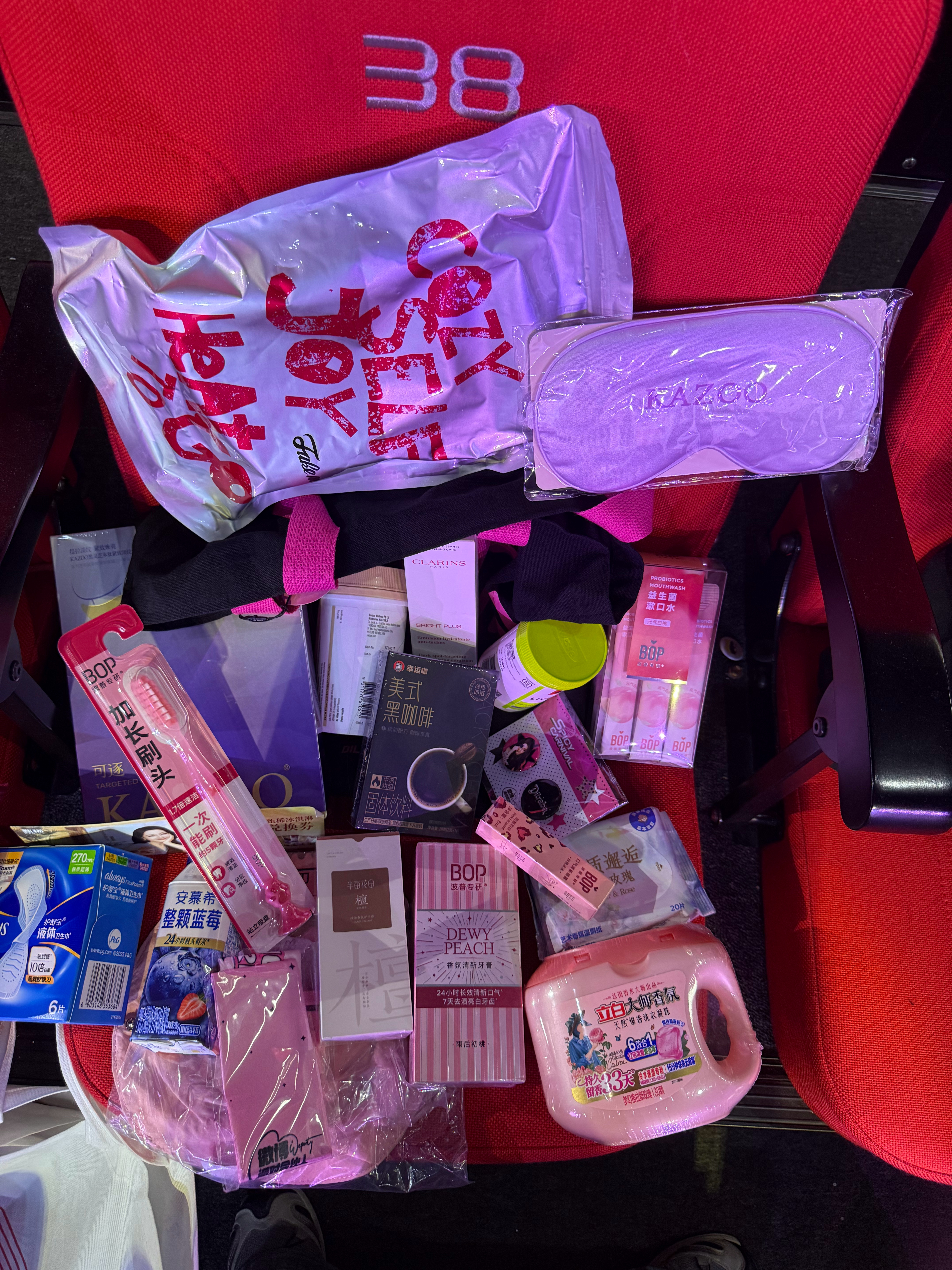 进场看见一大包伴手礼已经吓一跳了 全部拆开拿出来更是被这个数量震撼了….🥹做迪