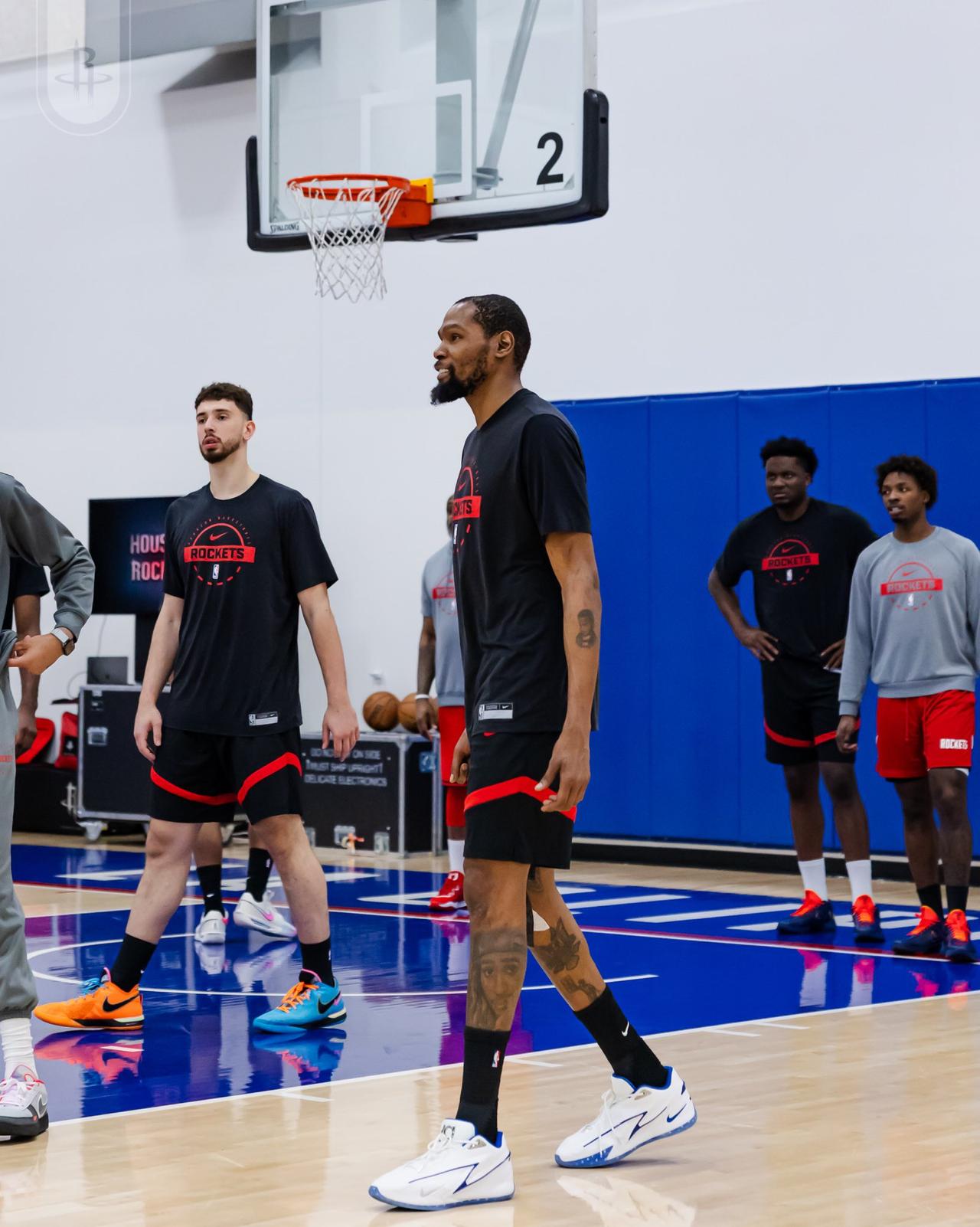 看了火箭队发的训练照片，虽然杜兰特看上去还挺轻松的，但他膝盖上还缠着肌贴绷带，乌