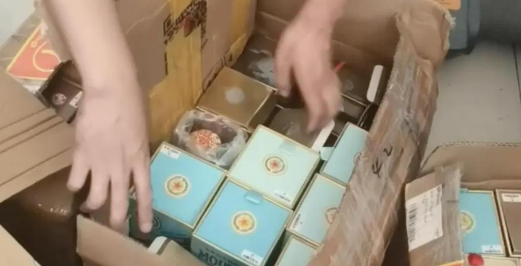 沈阳一间小酒行，35岁的店主何先生看店，三名外地民警突然上门，说要查假五粮液，结