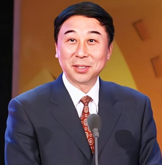 一天，冯巩带两个徒弟去吃饭，一共225元，结帐时却没人出声。谁料，冯巩突然对服务