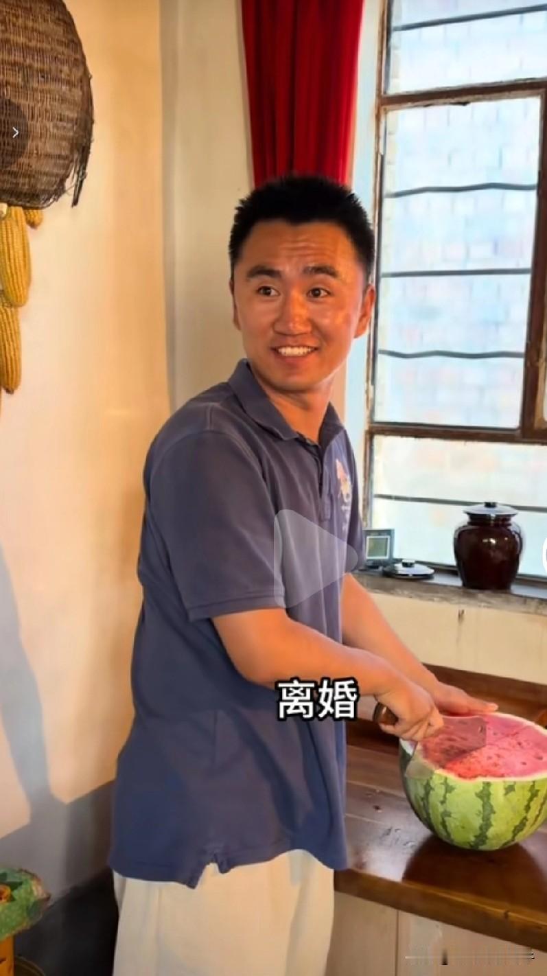 穆萨劝爸妈离婚，其实我也支持！穆萨爸爸也是我们很多大西北男子长辈们的缩影！
靠着