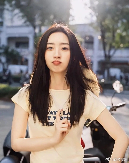 一秒代入邓恩熙的难过邓恩熙一秒比一秒难过镜头捕捉到的邓恩熙也太有故事感了，一秒就