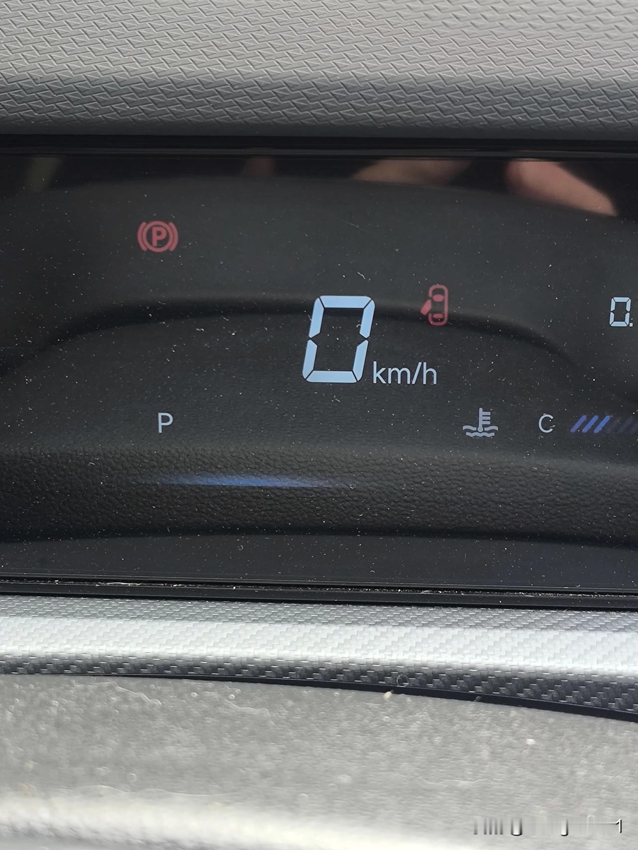 智能汽车也有缺陷
前天开车出去游玩，停车再启动时，显示屏提示车门未关好。反复测试