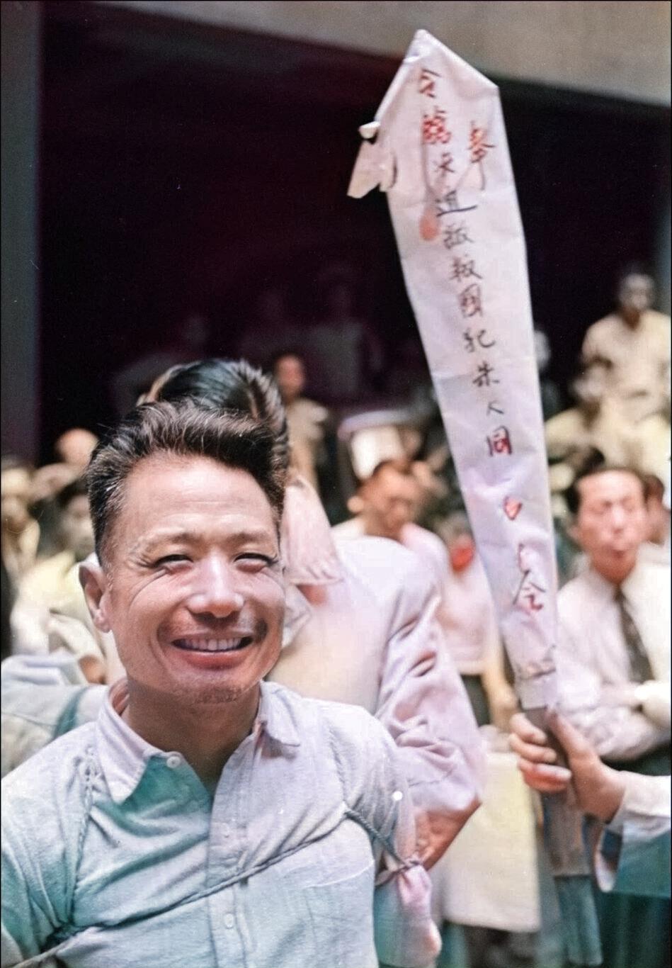 该组照片为1949年5月上旬，国府在上海当局枪决犯人的现场，由美国记者...