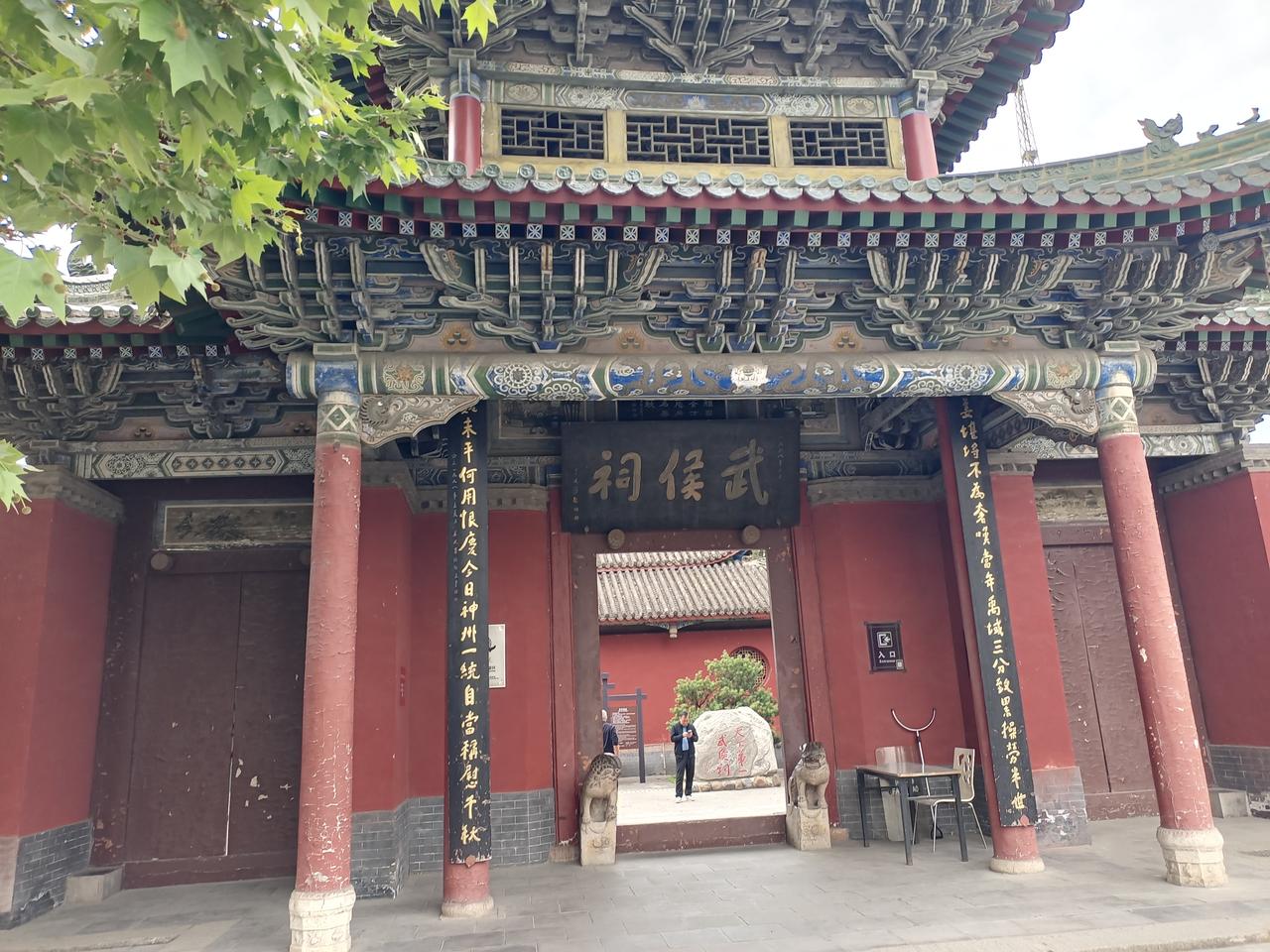 昨天驻车碰到一个吉林的车友两口。
     我和女士我俩聊一会，她说他们从阆中古