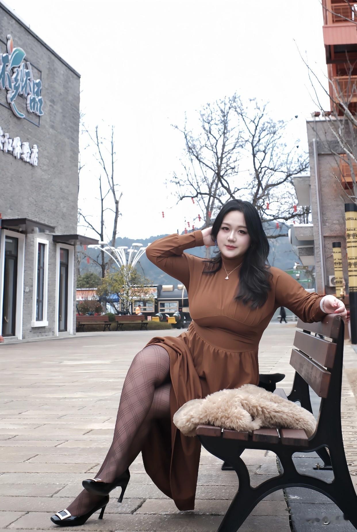 什么体型的女人回头率超高微胖的女人就很吸睛。圆润饱满的曲线流畅又有料，吊带露出精