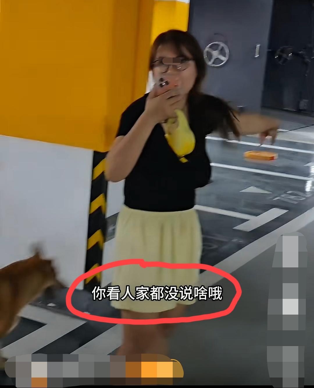 女子地下车库内遛狗不牵绳，男子指出她的这个行为不对，女子表示不服，双方发生争执…