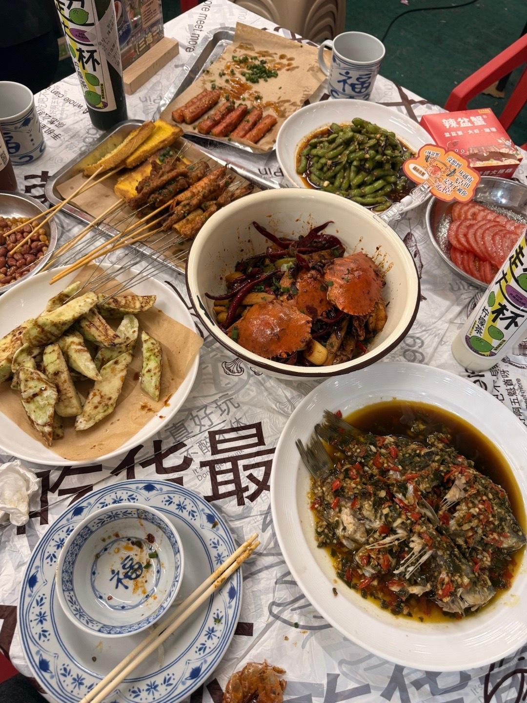 这天真的好冷 穿了个小袄出门 发现大街上都还是短袖短裤[泪奔] 也是吃了最近很火