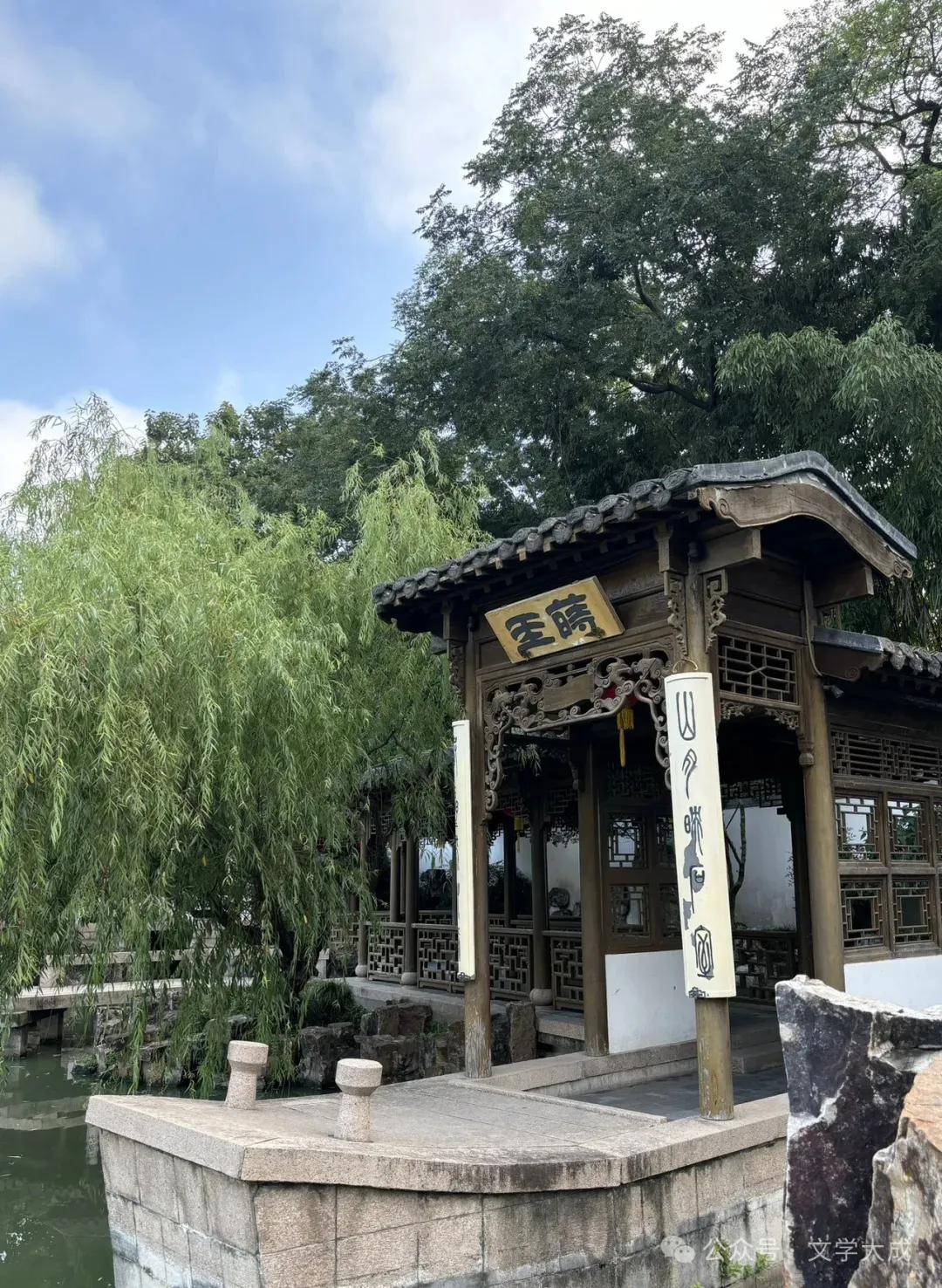 柳外月光色，
菊园阳艳天。