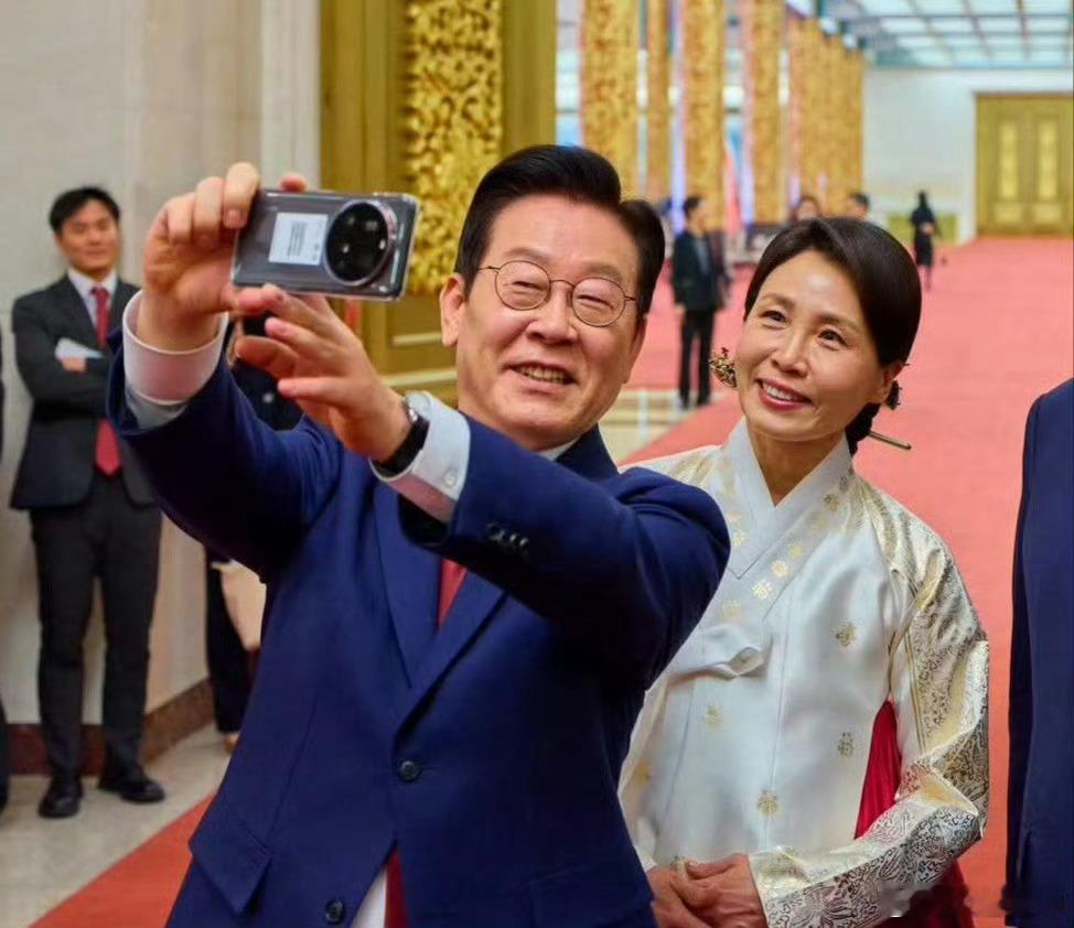 李在明说，中韩两国是千金难求的挚友，是搬不走的邻居。好朋友就在眼前，何须远赴千里