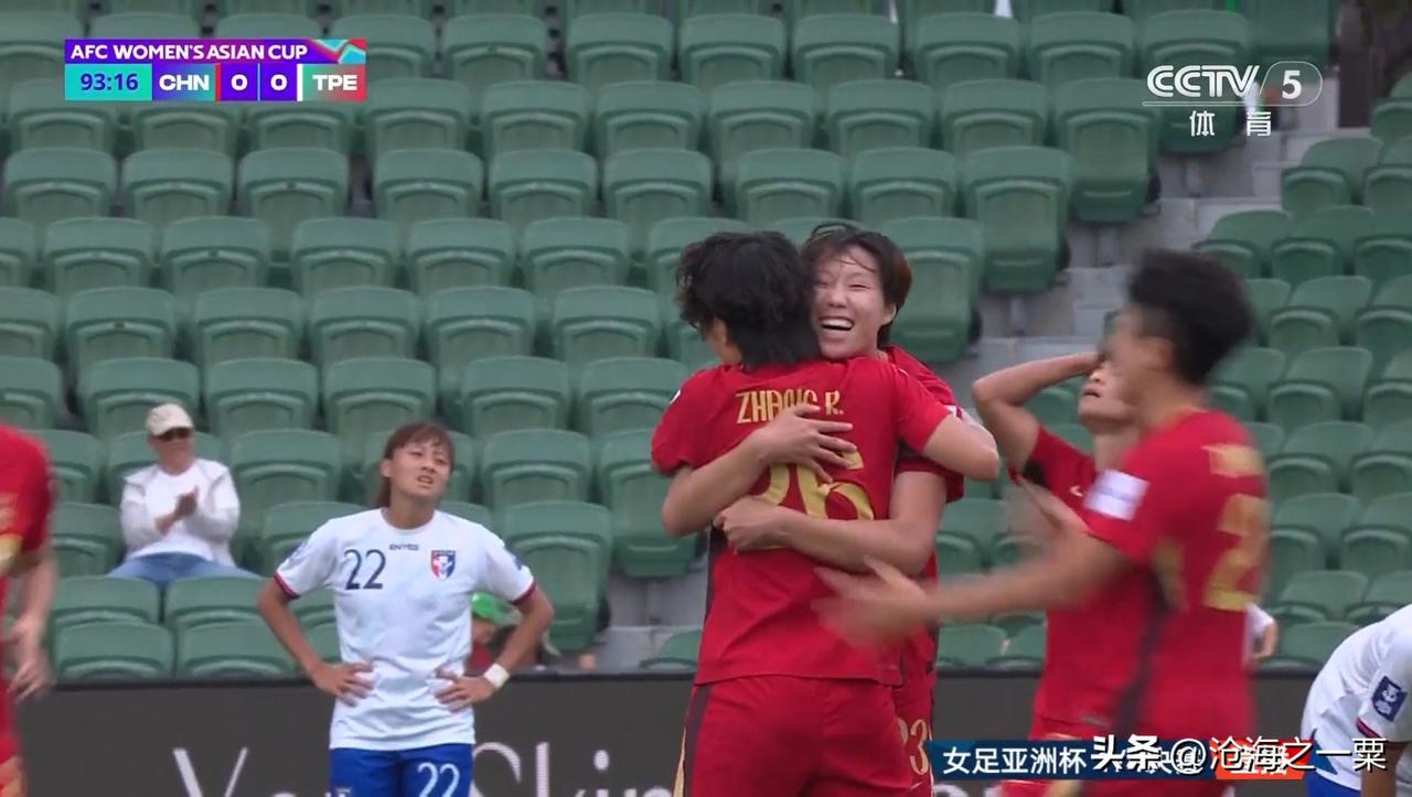 王霜助攻队友破门之后，不是庆祝而是双手抱头，这是努力全场之后的一种释放，个人突破