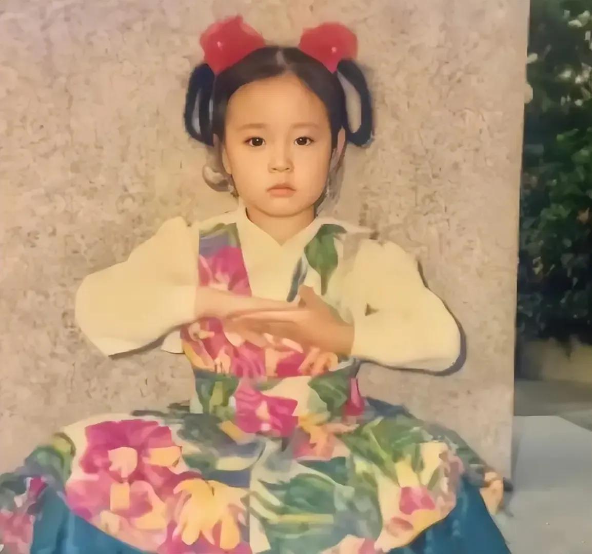 原来她小时候长这个样子啊！

有点小可爱，也有点小呆萌，感觉和如今的她反差有点大
