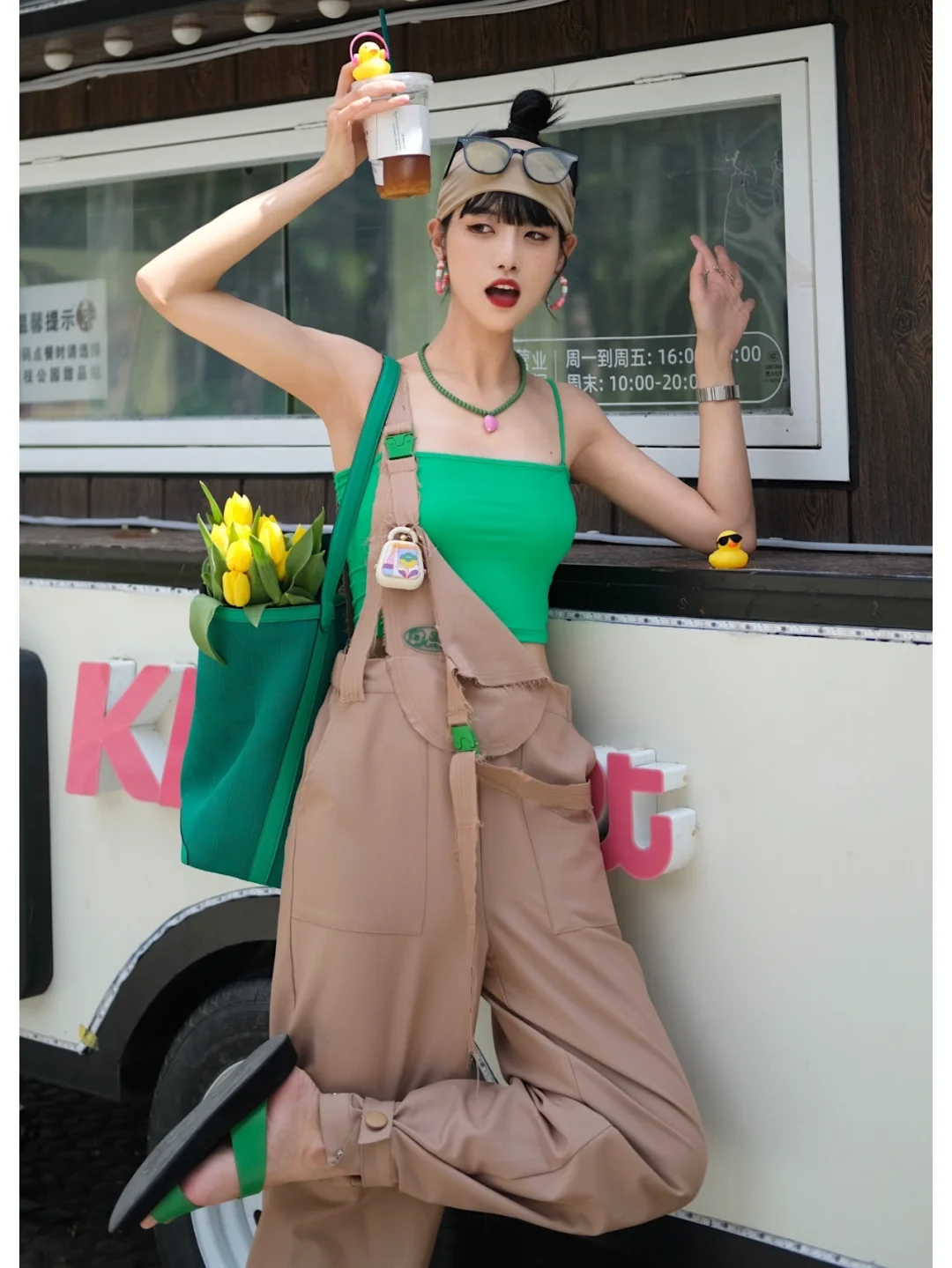 夏日穿搭|绿棕撞色 背带裤活力又减龄💚