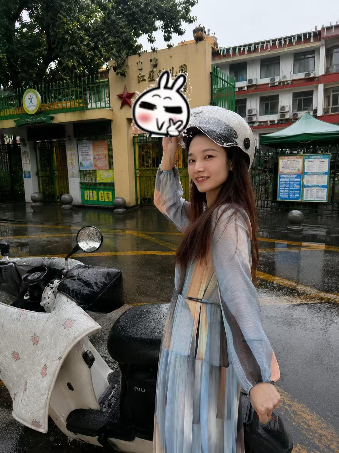 人生第一次家长会，打个卡哈哈哈今天顶着雨，骑着电动车，去开了人生第一次家长会耶。