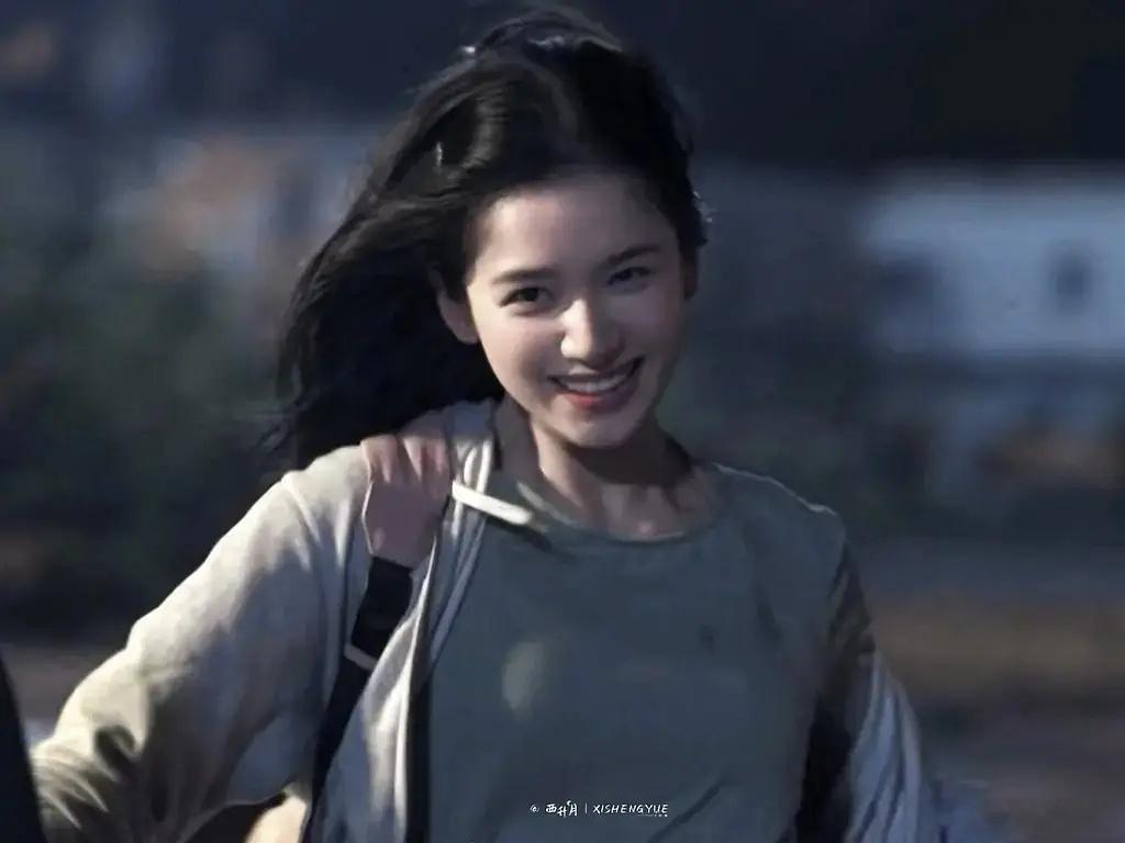 张婧仪跑步VS虞书欣跑步一个唯美一个狰狞