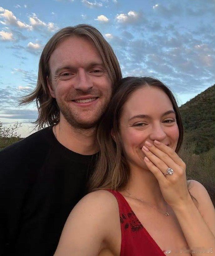 碧梨哥哥订婚 碧梨哥哥Finneas和Claudia Sulewski订婚了，恭