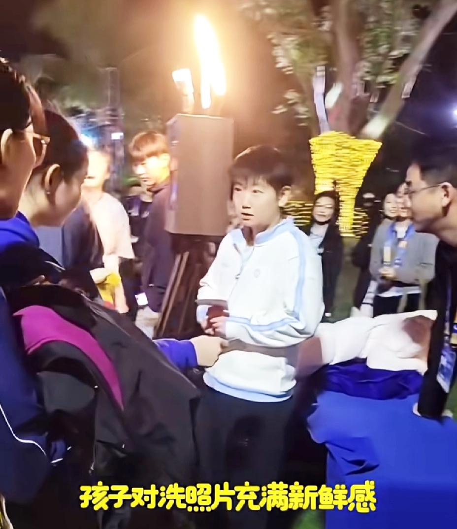 执着于洗照片的莎莎，
嘴甜地叫眼睛哥哥再洗三张，
这才是小女孩该有的模样。

亚