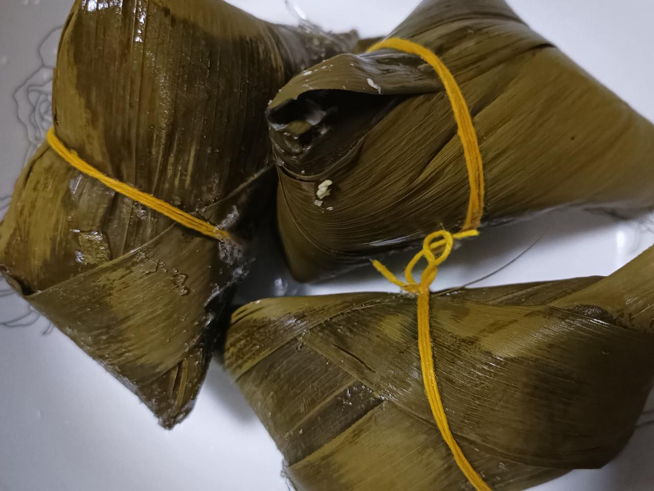 端午包粽，裹的是烟火，品的是旧情怀。
这两年身体大不如前，便再也没动手包过粽子，