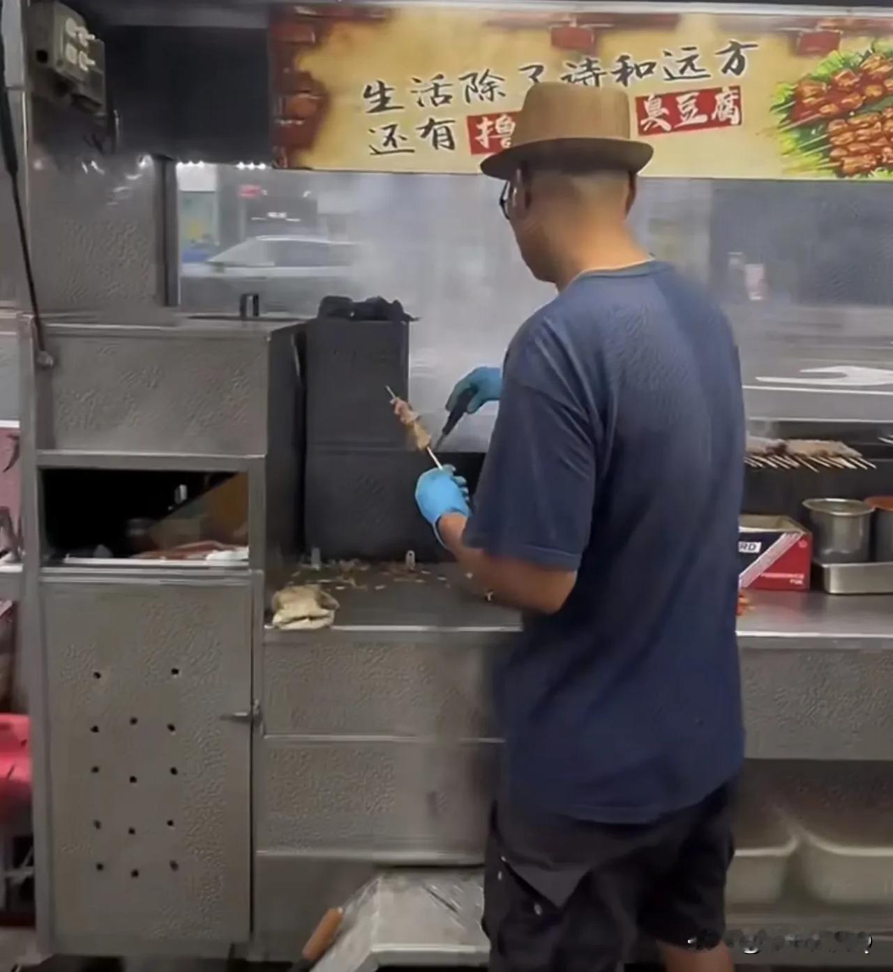 美国街头的中国烧烤，感觉怎么样？感觉现在中国人都尝不到这种味道了，你看这烟熏火燎