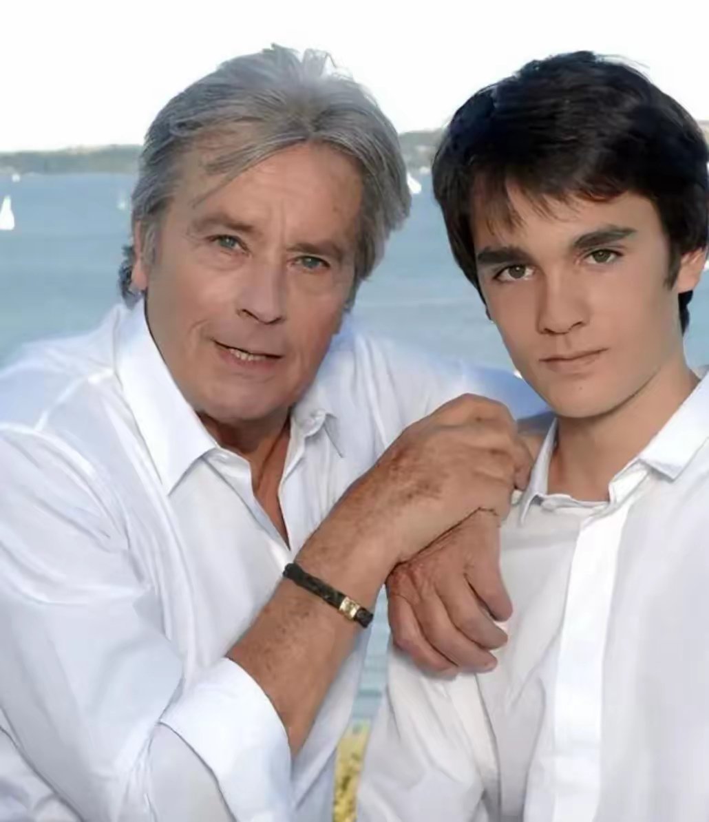 阿兰德龙是世界上最帅的男人之一，这是他与小儿子法比安的合影照片。大家觉得他们像吗